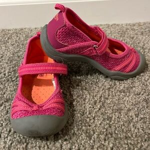 Oshkosh bgosh water Sandel size 9T. Worn only a few times!